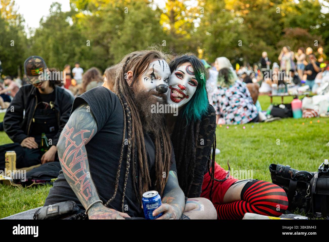 18 GIUGNO 2025 - PORTLAND, OR: Un evento di danza della comunità gratuita, il Mount Tabor Dance Party, si tiene al Peninsula Park con grandi gruppi di persone che si godono la serata. Foto Stock