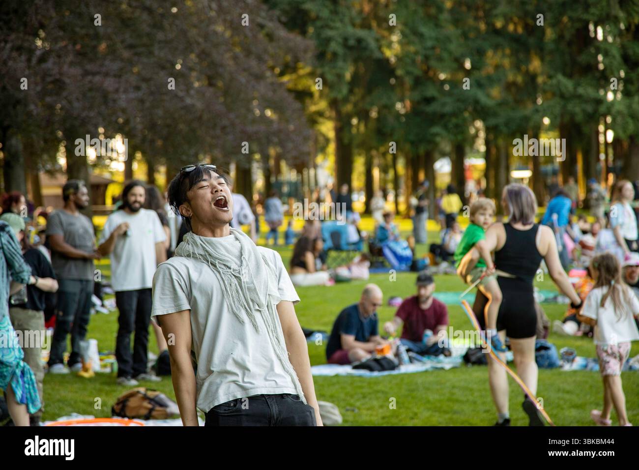 18 GIUGNO 2025 - PORTLAND, OR: Un evento di danza della comunità gratuita, il Mount Tabor Dance Party, si tiene al Peninsula Park con grandi gruppi di persone che si godono la serata. Foto Stock