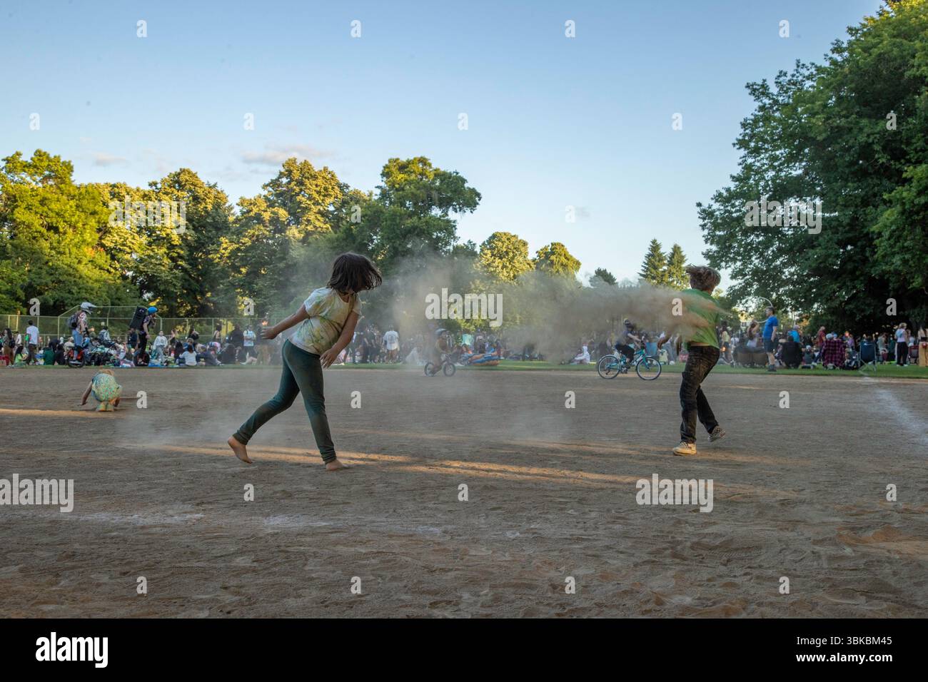 18 GIUGNO 2025 - PORTLAND, OR: Un evento di danza della comunità gratuita, il Mount Tabor Dance Party, si tiene al Peninsula Park con grandi gruppi di persone che si godono la serata. Foto Stock