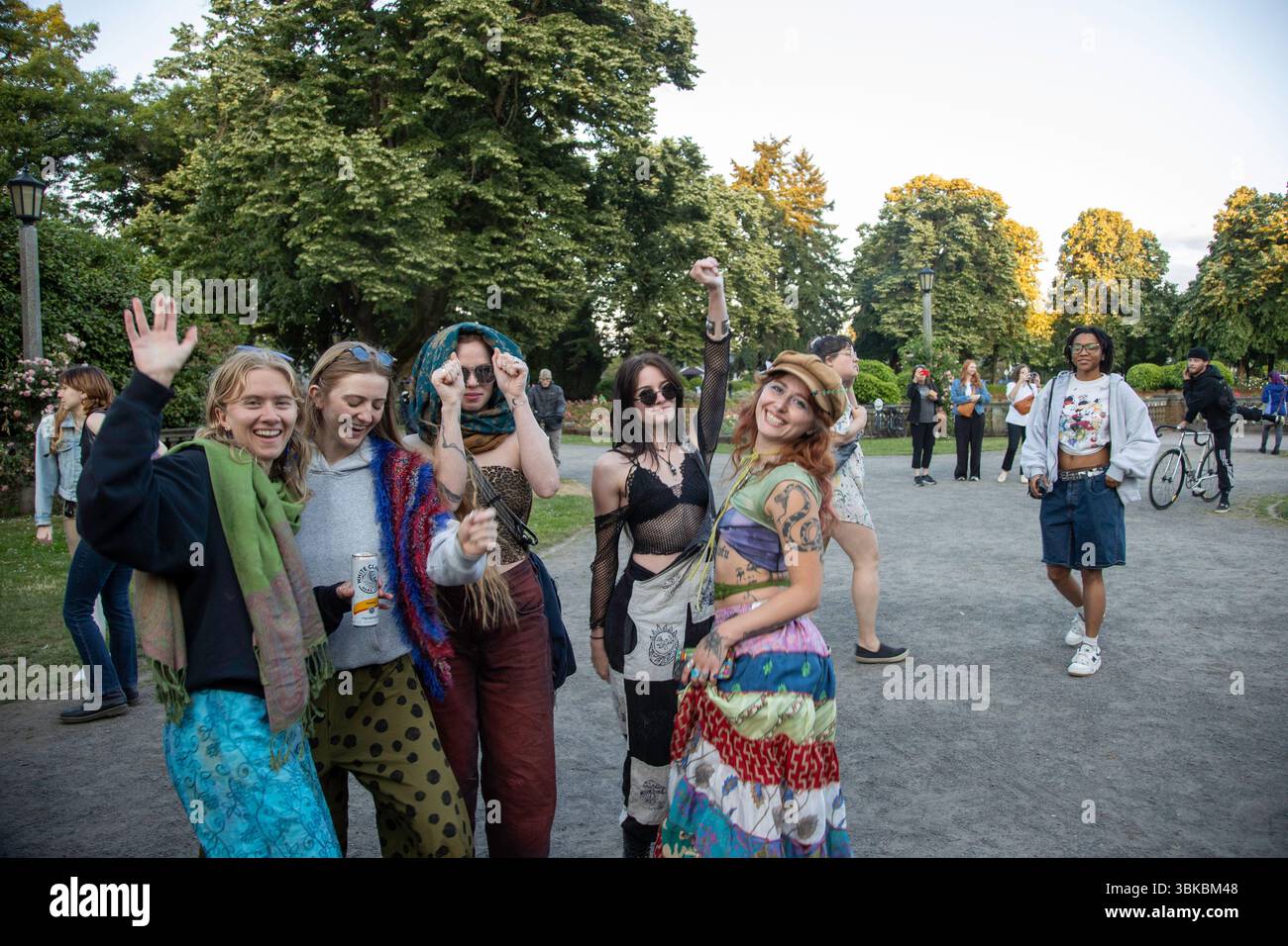 18 GIUGNO 2025 - PORTLAND, OR: Un evento di danza della comunità gratuita, il Mount Tabor Dance Party, si tiene al Peninsula Park con grandi gruppi di persone che si godono la serata. Foto Stock