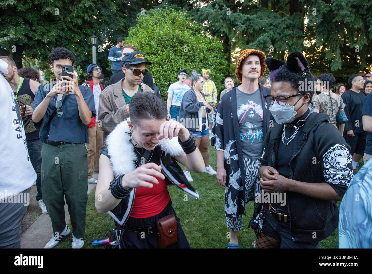 18 GIUGNO 2025 - PORTLAND, OR: Un evento di danza della comunità gratuita, il Mount Tabor Dance Party, si tiene al Peninsula Park con grandi gruppi di persone che si godono la serata. Foto Stock