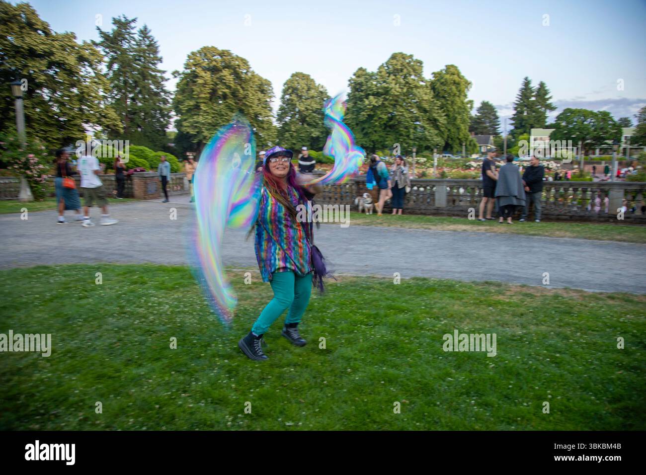 18 GIUGNO 2025 - PORTLAND, OR: Un evento di danza della comunità gratuita, il Mount Tabor Dance Party, si tiene al Peninsula Park con grandi gruppi di persone che si godono la serata. Foto Stock