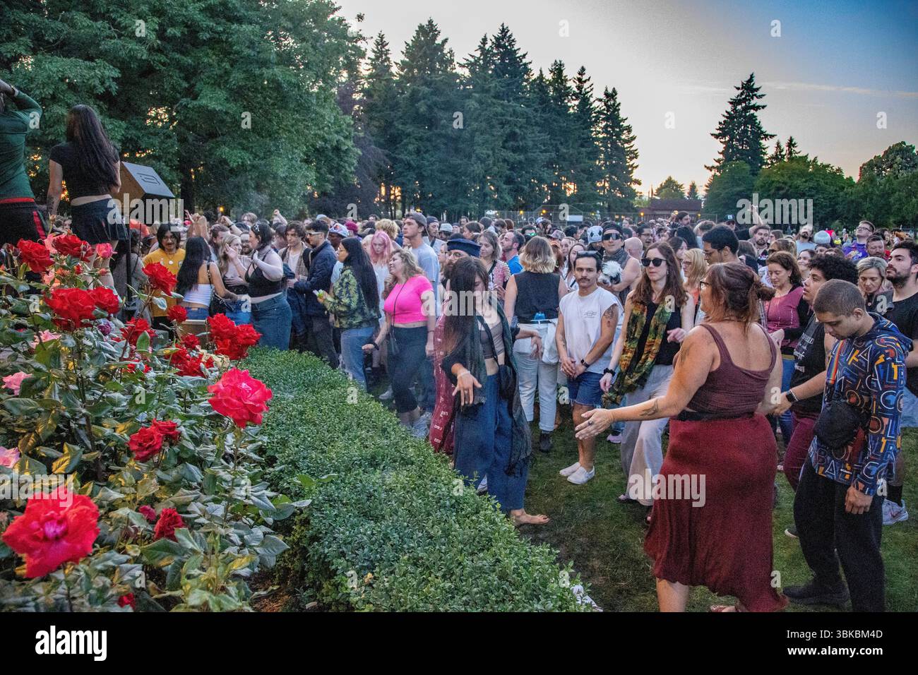 18 GIUGNO 2025 - PORTLAND, OR: Un evento di danza della comunità gratuita, il Mount Tabor Dance Party, si tiene al Peninsula Park con grandi gruppi di persone che si godono la serata. Foto Stock