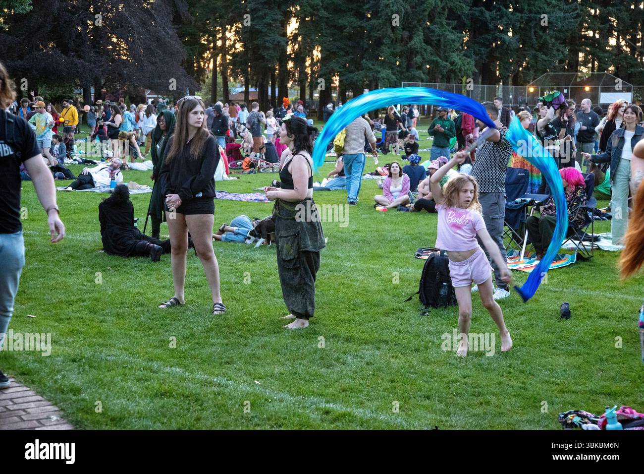 18 GIUGNO 2025 - PORTLAND, OR: Un evento di danza della comunità gratuita, il Mount Tabor Dance Party, si tiene al Peninsula Park con grandi gruppi di persone che si godono la serata. Foto Stock