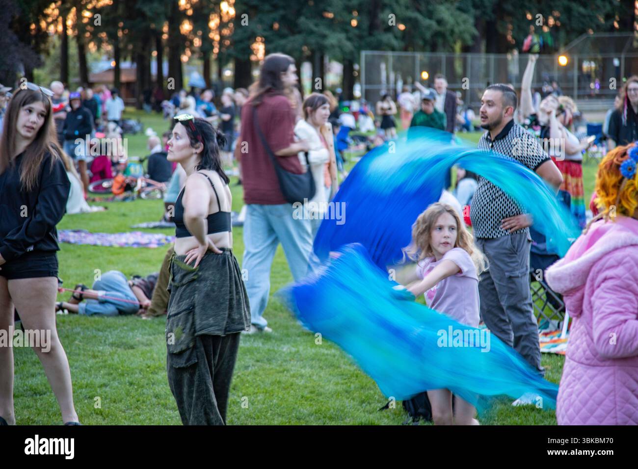 18 GIUGNO 2025 - PORTLAND, OR: Un evento di danza della comunità gratuita, il Mount Tabor Dance Party, si tiene al Peninsula Park con grandi gruppi di persone che si godono la serata. Foto Stock