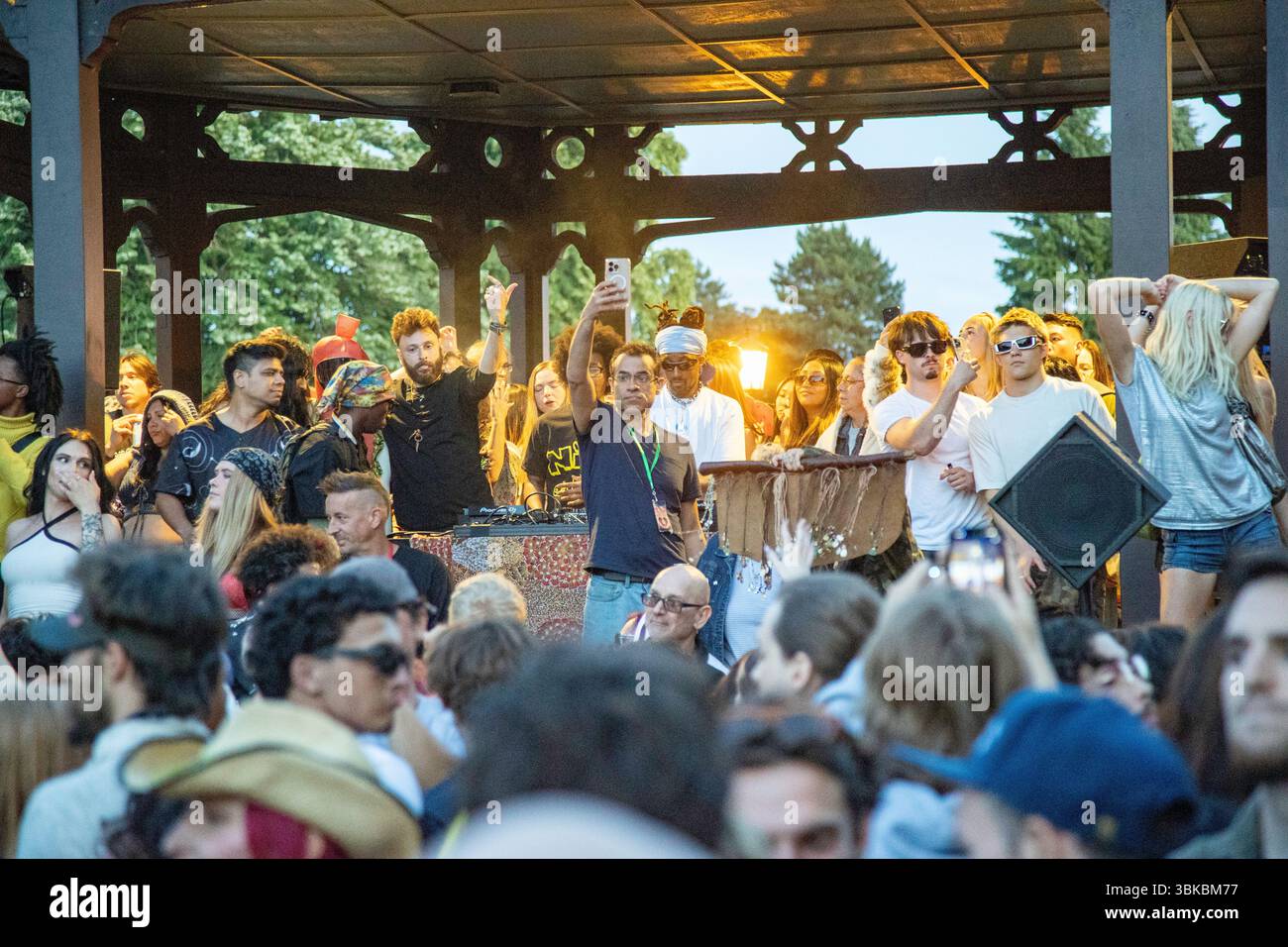 18 GIUGNO 2025 - PORTLAND, OR: Un evento di danza della comunità gratuita, il Mount Tabor Dance Party, si tiene al Peninsula Park con grandi gruppi di persone che si godono la serata. Foto Stock