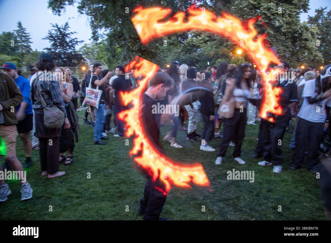 18 GIUGNO 2025 - PORTLAND, OR: Un evento di danza della comunità gratuita, il Mount Tabor Dance Party, si tiene al Peninsula Park con grandi gruppi di persone che si godono la serata. Foto Stock