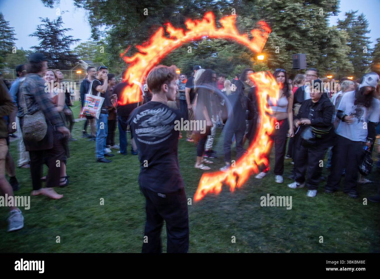 18 GIUGNO 2025 - PORTLAND, OR: Un evento di danza della comunità gratuita, il Mount Tabor Dance Party, si tiene al Peninsula Park con grandi gruppi di persone che si godono la serata. Foto Stock
