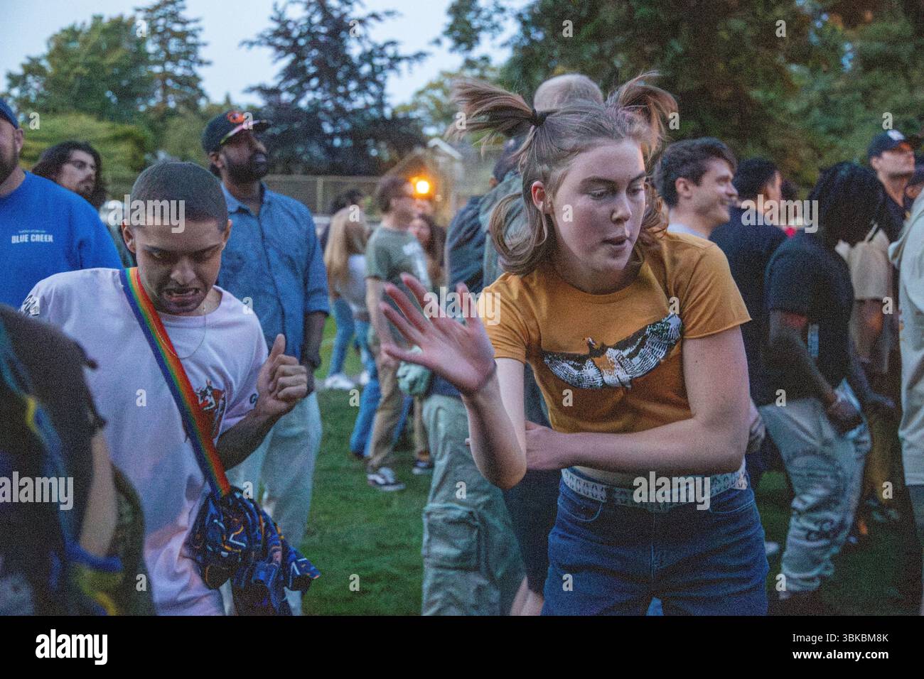 18 GIUGNO 2025 - PORTLAND, OR: Un evento di danza della comunità gratuita, il Mount Tabor Dance Party, si tiene al Peninsula Park con grandi gruppi di persone che si godono la serata. Foto Stock