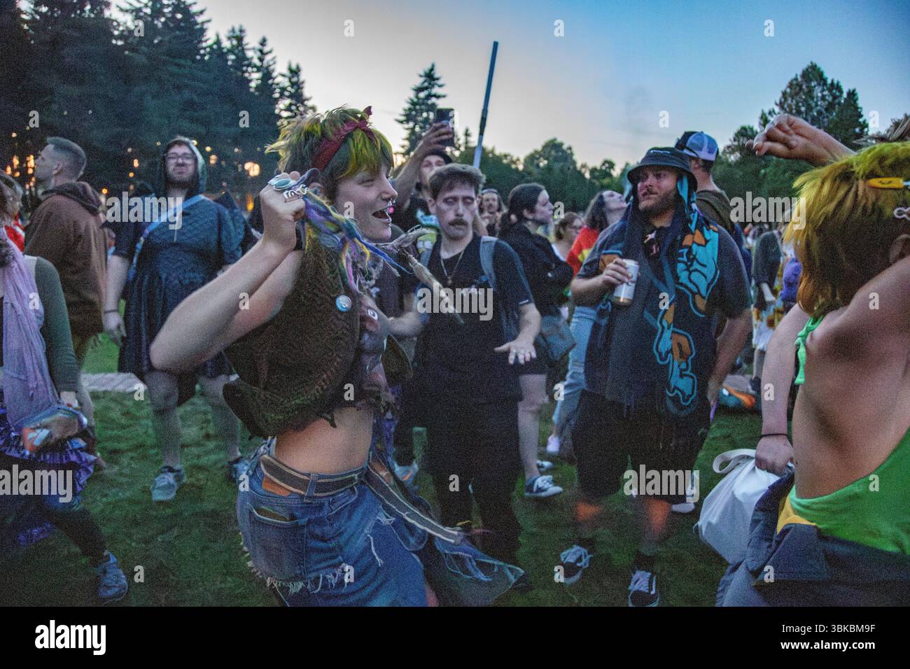 18 GIUGNO 2025 - PORTLAND, OR: Un evento di danza della comunità gratuita, il Mount Tabor Dance Party, si tiene al Peninsula Park con grandi gruppi di persone che si godono la serata. Foto Stock
