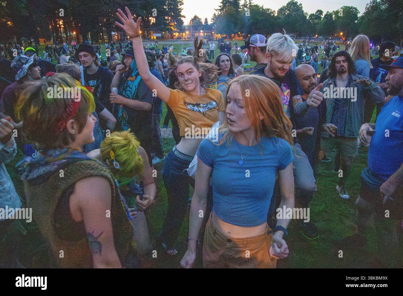 18 GIUGNO 2025 - PORTLAND, OR: Un evento di danza della comunità gratuita, il Mount Tabor Dance Party, si tiene al Peninsula Park con grandi gruppi di persone che si godono la serata. Foto Stock