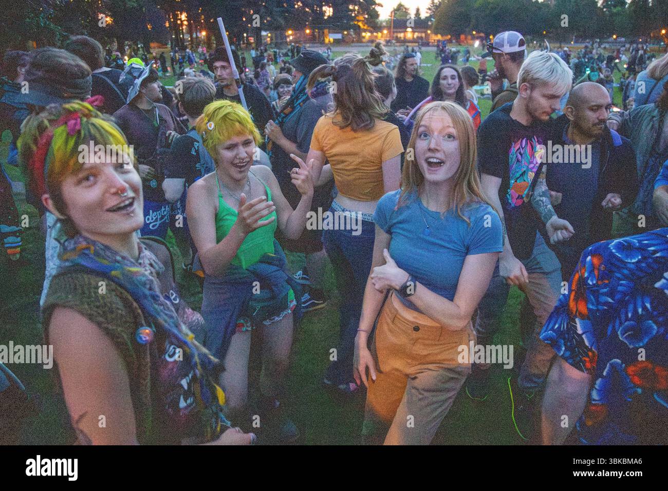 18 GIUGNO 2025 - PORTLAND, OR: Un evento di danza della comunità gratuita, il Mount Tabor Dance Party, si tiene al Peninsula Park con grandi gruppi di persone che si godono la serata. Foto Stock