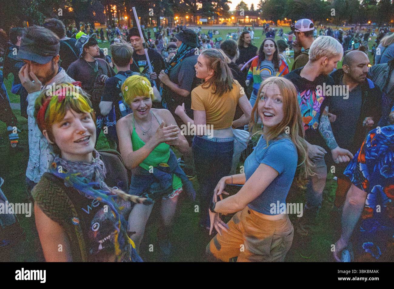 18 GIUGNO 2025 - PORTLAND, OR: Un evento di danza della comunità gratuita, il Mount Tabor Dance Party, si tiene al Peninsula Park con grandi gruppi di persone che si godono la serata. Foto Stock