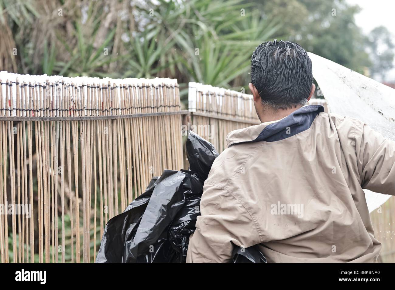 19 giugno 2025, Messico, CDM, Messico: La città di CulhuacÃÂn appartiene a Iztapalapa, dove celebrano il giorno dei muli, o Corpus Domini. Durante il giorno, portano bambini vestiti da indigeni, preparano i chilaquile da regalare a residenti e visitatori, e fanno scattare fuochi d'artificio come parte di questa celebrazione cattolica, iniziata da Papa Urbano IV nel 1246. Oltre a celebrare il Corpus Domini con attività religiose per l'Eucaristia, i muli sono importanti in questa data perché i residenti di questa comunità viaggiavano su questi animali da branco e si recavano alla Basilica di Guadalu Foto Stock