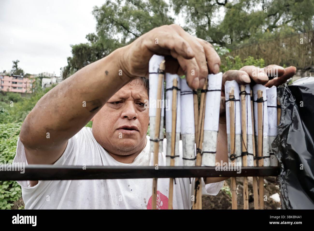 19 giugno 2025, Messico, CDM, Messico: La città di CulhuacÃÂn appartiene a Iztapalapa, dove celebrano il giorno dei muli, o Corpus Domini. Durante il giorno, portano bambini vestiti da indigeni, preparano i chilaquile da regalare a residenti e visitatori, e fanno scattare fuochi d'artificio come parte di questa celebrazione cattolica, iniziata da Papa Urbano IV nel 1246. Oltre a celebrare il Corpus Domini con attività religiose per l'Eucaristia, i muli sono importanti in questa data perché i residenti di questa comunità viaggiavano su questi animali da branco e si recavano alla Basilica di Guadalu Foto Stock