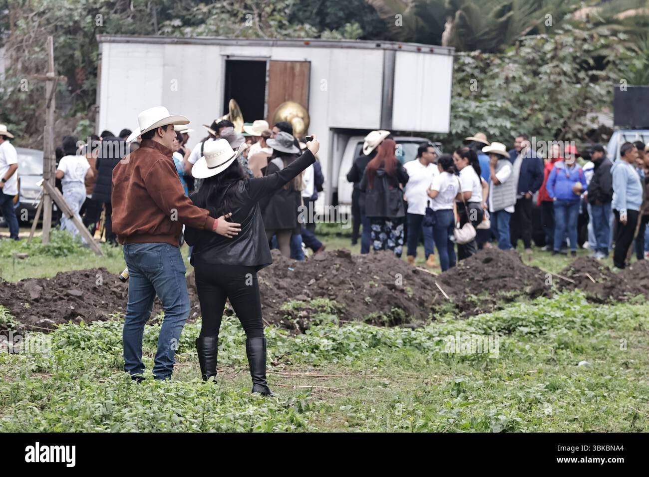 19 giugno 2025, Messico, CDM, Messico: La città di CulhuacÃÂn appartiene a Iztapalapa, dove celebrano il giorno dei muli, o Corpus Domini. Durante il giorno, portano bambini vestiti da indigeni, preparano i chilaquile da regalare a residenti e visitatori, e fanno scattare fuochi d'artificio come parte di questa celebrazione cattolica, iniziata da Papa Urbano IV nel 1246. Oltre a celebrare il Corpus Domini con attività religiose per l'Eucaristia, i muli sono importanti in questa data perché i residenti di questa comunità viaggiavano su questi animali da branco e si recavano alla Basilica di Guadalu Foto Stock