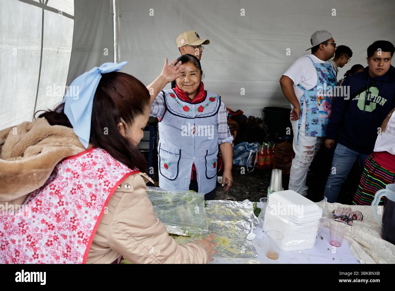 19 giugno 2025, Messico, CDM, Messico: La città di CulhuacÃ¡appartiene a Iztapalapa, dove celebrano il giorno dei muli, o Corpus Domini. Durante il giorno, portano bambini vestiti da indigeni, preparano i chilaquile da regalare a residenti e visitatori, e fanno scattare fuochi d'artificio come parte di questa celebrazione cattolica, iniziata da Papa Urbano IV nel 1246. Oltre a celebrare il Corpus Domini con attività religiose per l'Eucaristia, i muli sono importanti in questa data perché i residenti di questa comunità viaggiavano su questi animali da branco e si recavano alla Basilica di Guadalup Foto Stock