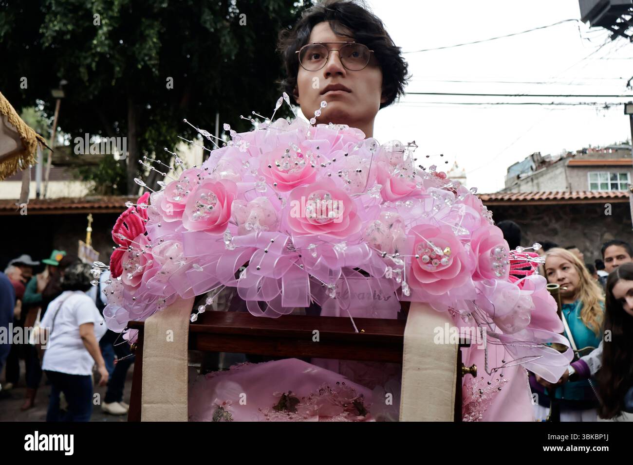 19 giugno 2025, Messico, CDM, Messico: La città di CulhuacÃÂn appartiene a Iztapalapa, dove celebrano il giorno dei muli, o Corpus Domini. Durante il giorno, portano bambini vestiti da indigeni, preparano i chilaquile da regalare a residenti e visitatori, e fanno scattare fuochi d'artificio come parte di questa celebrazione cattolica, iniziata da Papa Urbano IV nel 1246. Oltre a celebrare il Corpus Domini con attività religiose per l'Eucaristia, i muli sono importanti in questa data perché i residenti di questa comunità viaggiavano su questi animali da branco e si recavano alla Basilica di Guadalu Foto Stock