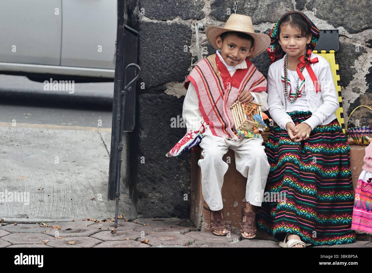19 giugno 2025, Messico, CDM, Messico: La città di CulhuacÃ¡appartiene a Iztapalapa, dove celebrano il giorno dei muli, o Corpus Domini. Durante il giorno, portano bambini vestiti da indigeni, preparano i chilaquile da regalare a residenti e visitatori, e fanno scattare fuochi d'artificio come parte di questa celebrazione cattolica, iniziata da Papa Urbano IV nel 1246. Oltre a celebrare il Corpus Domini con attività religiose per l'Eucaristia, i muli sono importanti in questa data perché i residenti di questa comunità viaggiavano su questi animali da branco e si recavano alla Basilica di Guadalup Foto Stock