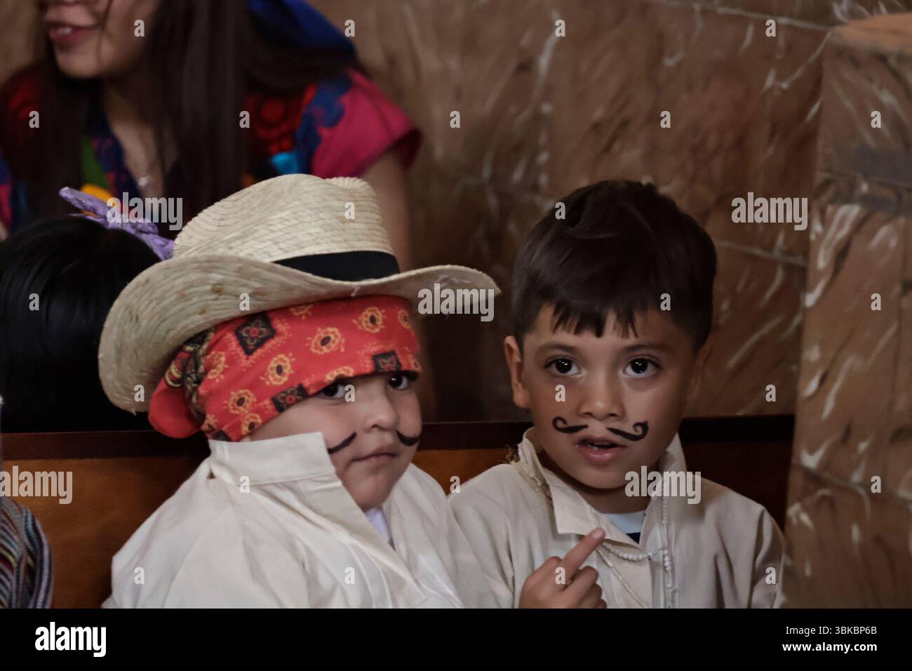 19 giugno 2025, Messico, CDM, Messico: La città di CulhuacÃÂn appartiene a Iztapalapa, dove celebrano il giorno dei muli, o Corpus Domini. Durante il giorno, portano bambini vestiti da indigeni, preparano i chilaquile da regalare a residenti e visitatori, e fanno scattare fuochi d'artificio come parte di questa celebrazione cattolica, iniziata da Papa Urbano IV nel 1246. Oltre a celebrare il Corpus Domini con attività religiose per l'Eucaristia, i muli sono importanti in questa data perché i residenti di questa comunità viaggiavano su questi animali da branco e si recavano alla Basilica di Guadalu Foto Stock