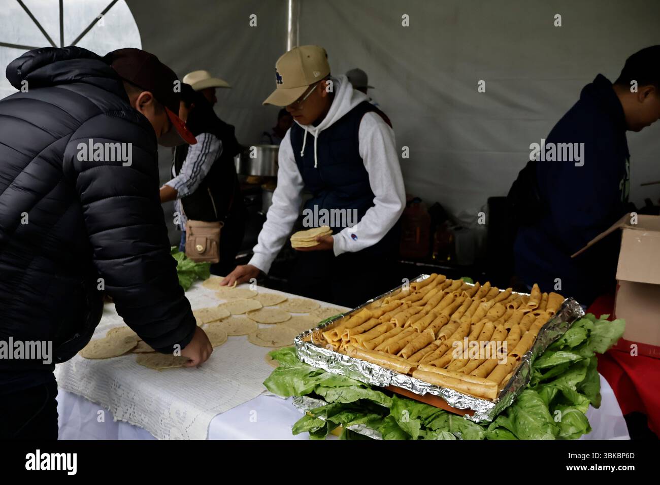 19 giugno 2025, Messico, CDM, Messico: La città di CulhuacÃÂn appartiene a Iztapalapa, dove celebrano il giorno dei muli, o Corpus Domini. Durante il giorno, portano bambini vestiti da indigeni, preparano i chilaquile da regalare a residenti e visitatori, e fanno scattare fuochi d'artificio come parte di questa celebrazione cattolica, iniziata da Papa Urbano IV nel 1246. Oltre a celebrare il Corpus Domini con attività religiose per l'Eucaristia, i muli sono importanti in questa data perché i residenti di questa comunità viaggiavano su questi animali da branco e si recavano alla Basilica di Guadalu Foto Stock
