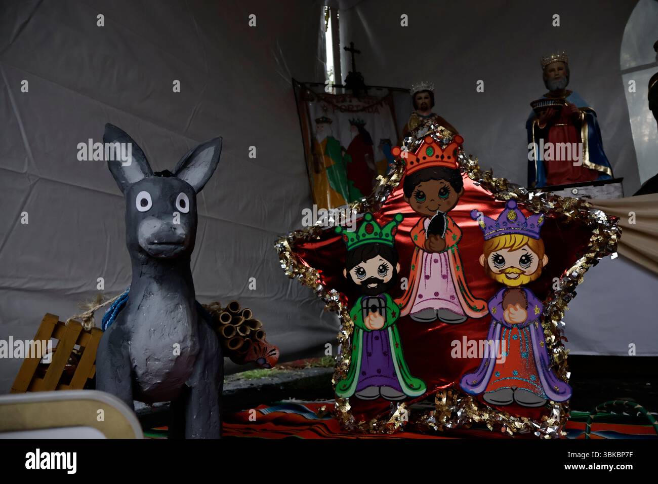 19 giugno 2025, Messico, CDM, Messico: La città di CulhuacÃÂn appartiene a Iztapalapa, dove celebrano il giorno dei muli, o Corpus Domini. Durante il giorno, portano bambini vestiti da indigeni, preparano i chilaquile da regalare a residenti e visitatori, e fanno scattare fuochi d'artificio come parte di questa celebrazione cattolica, iniziata da Papa Urbano IV nel 1246. Oltre a celebrare il Corpus Domini con attività religiose per l'Eucaristia, i muli sono importanti in questa data perché i residenti di questa comunità viaggiavano su questi animali da branco e si recavano alla Basilica di Guadalu Foto Stock