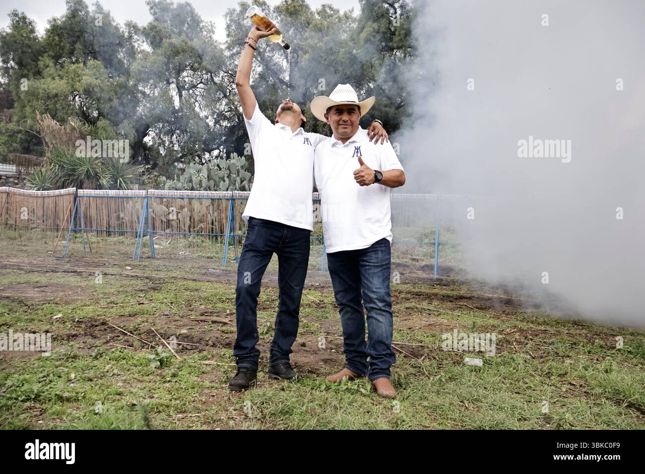 19 giugno 2025, Messico, CDM, Messico: La città di CulhuacÃÂn appartiene a Iztapalapa, dove celebrano il giorno dei muli, o Corpus Domini. Durante il giorno, portano bambini vestiti da indigeni, preparano i chilaquile da regalare a residenti e visitatori, e fanno scattare fuochi d'artificio come parte di questa celebrazione cattolica, iniziata da Papa Urbano IV nel 1246. Oltre a celebrare il Corpus Domini con attività religiose per l'Eucaristia, i muli sono importanti in questa data perché i residenti di questa comunità viaggiavano su questi animali da branco e si recavano alla Basilica di Guadalu Foto Stock