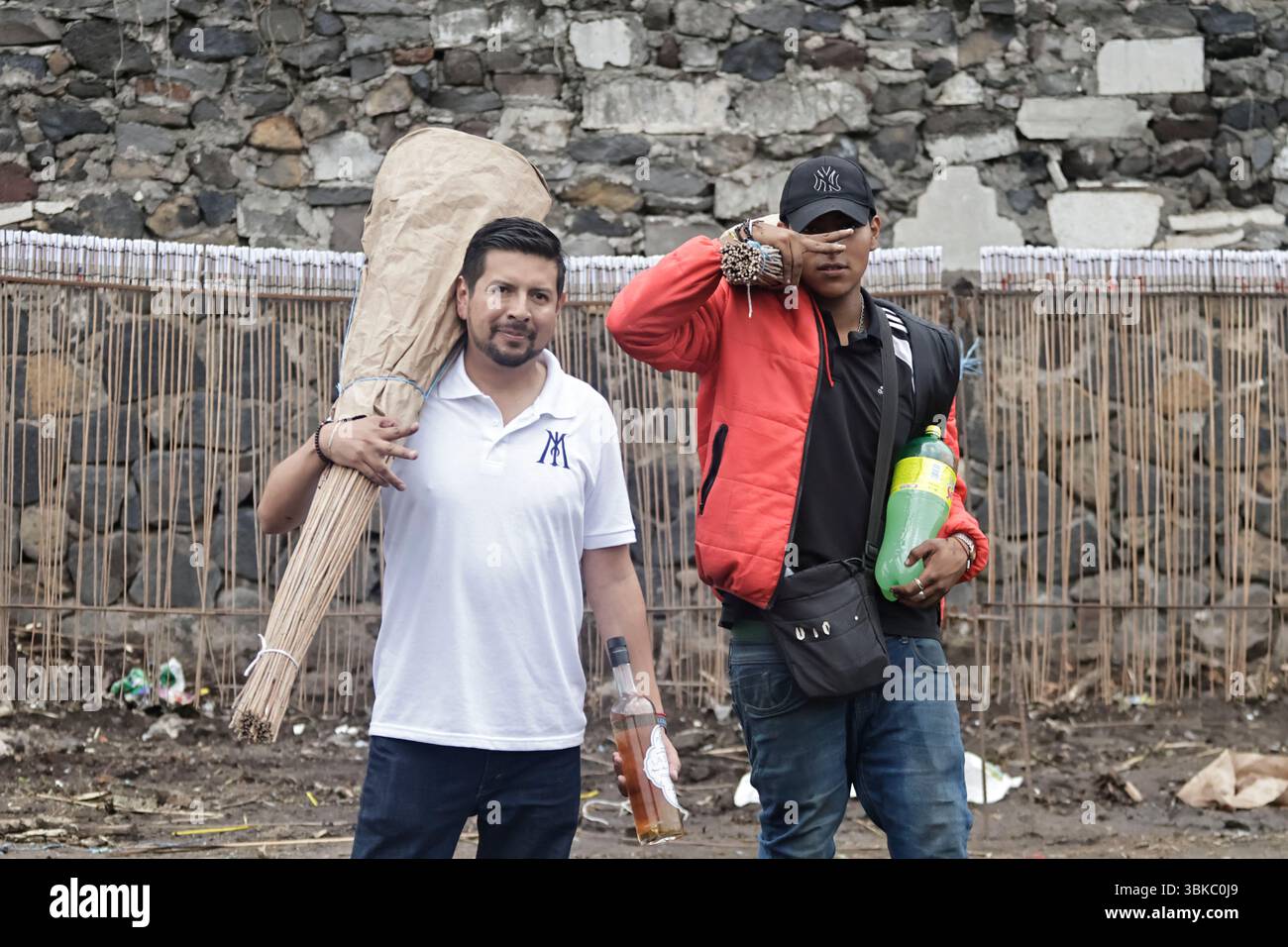 19 giugno 2025, Messico, CDM, Messico: La città di CulhuacÃÂn appartiene a Iztapalapa, dove celebrano il giorno dei muli, o Corpus Domini. Durante il giorno, portano bambini vestiti da indigeni, preparano i chilaquile da regalare a residenti e visitatori, e fanno scattare fuochi d'artificio come parte di questa celebrazione cattolica, iniziata da Papa Urbano IV nel 1246. Oltre a celebrare il Corpus Domini con attività religiose per l'Eucaristia, i muli sono importanti in questa data perché i residenti di questa comunità viaggiavano su questi animali da branco e si recavano alla Basilica di Guadalu Foto Stock