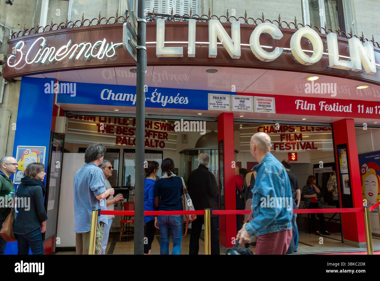 Parigi, Francia, gente affollata all'esterno, cinema francese, «Lincoln, Champs Élysées Film Festival » Sign Foto Stock
