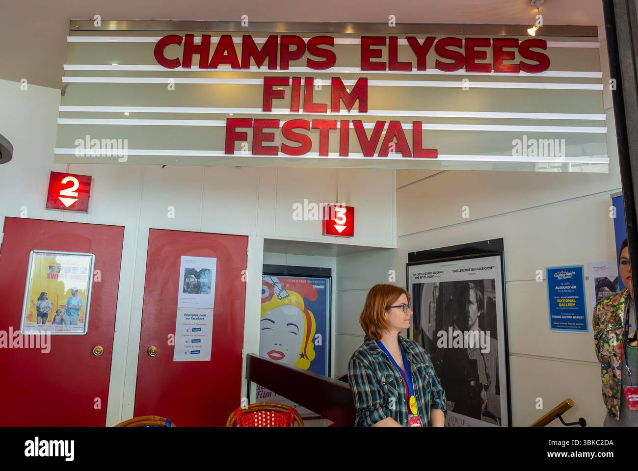 Parigi, Francia, gente, donna, fuori, cinema francese, «Lincoln, Champs Élysées Film Festival » Sign Foto Stock