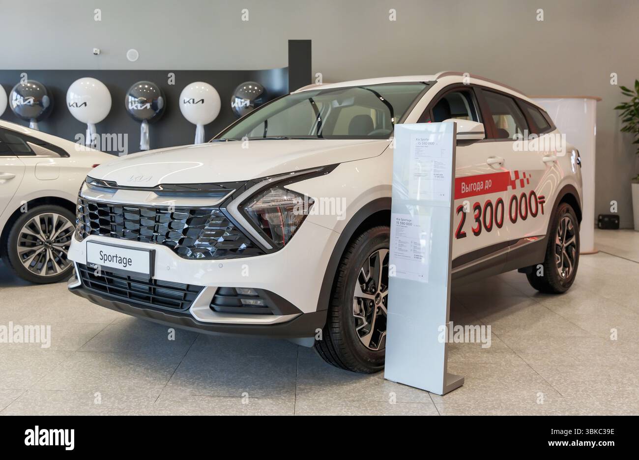 Almaty, Kazakistan - 11 giugno 2025: Nuova Kia Sportage in concessionaria. Casa automobilistica coreana Foto Stock