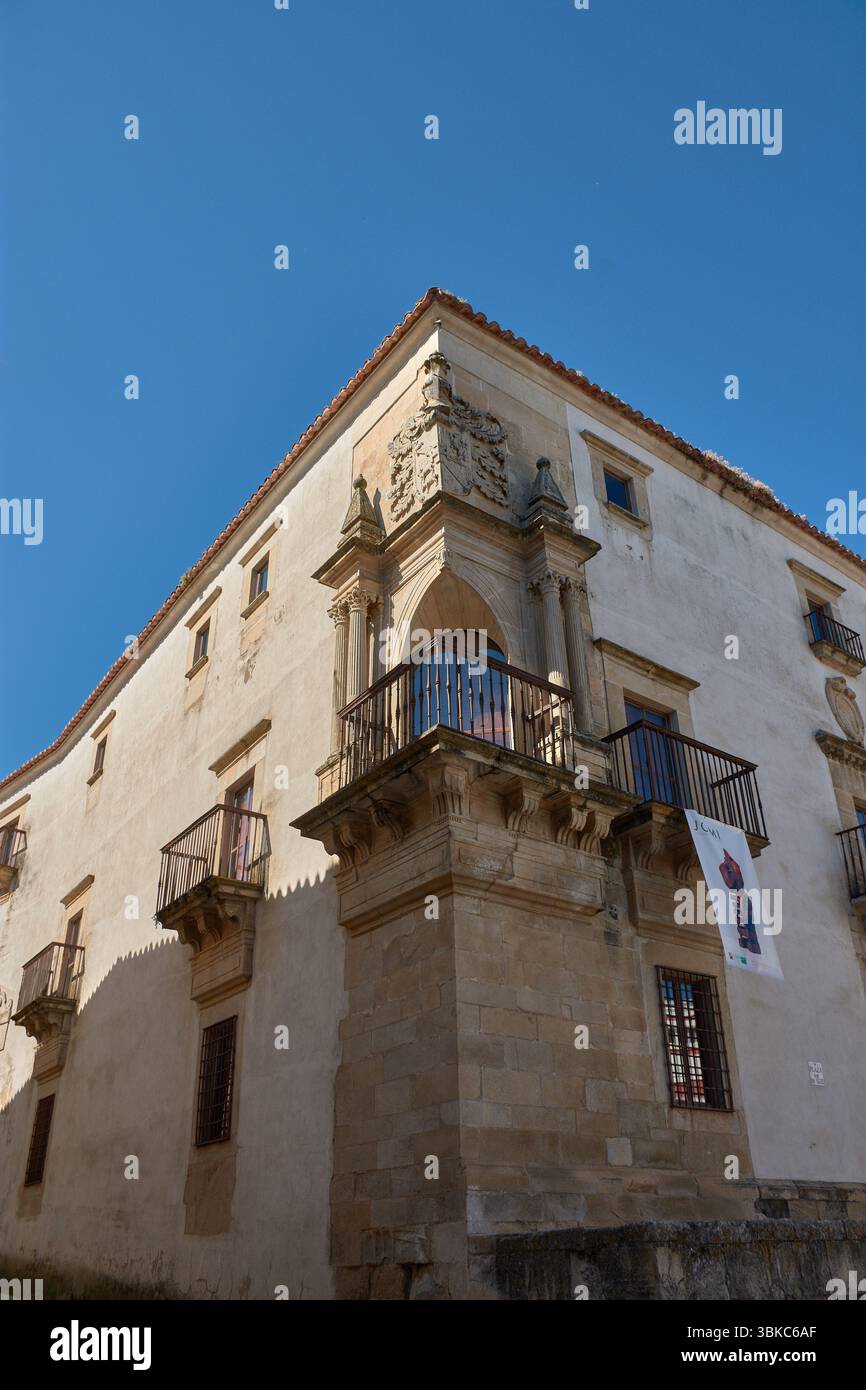 Facciata angolare del luogo di nascita di Gaspar Cervantes de Gaeta a Trujillo, catturata in una cornice verticale che mette in risalto il suo balcone principale decorato Foto Stock