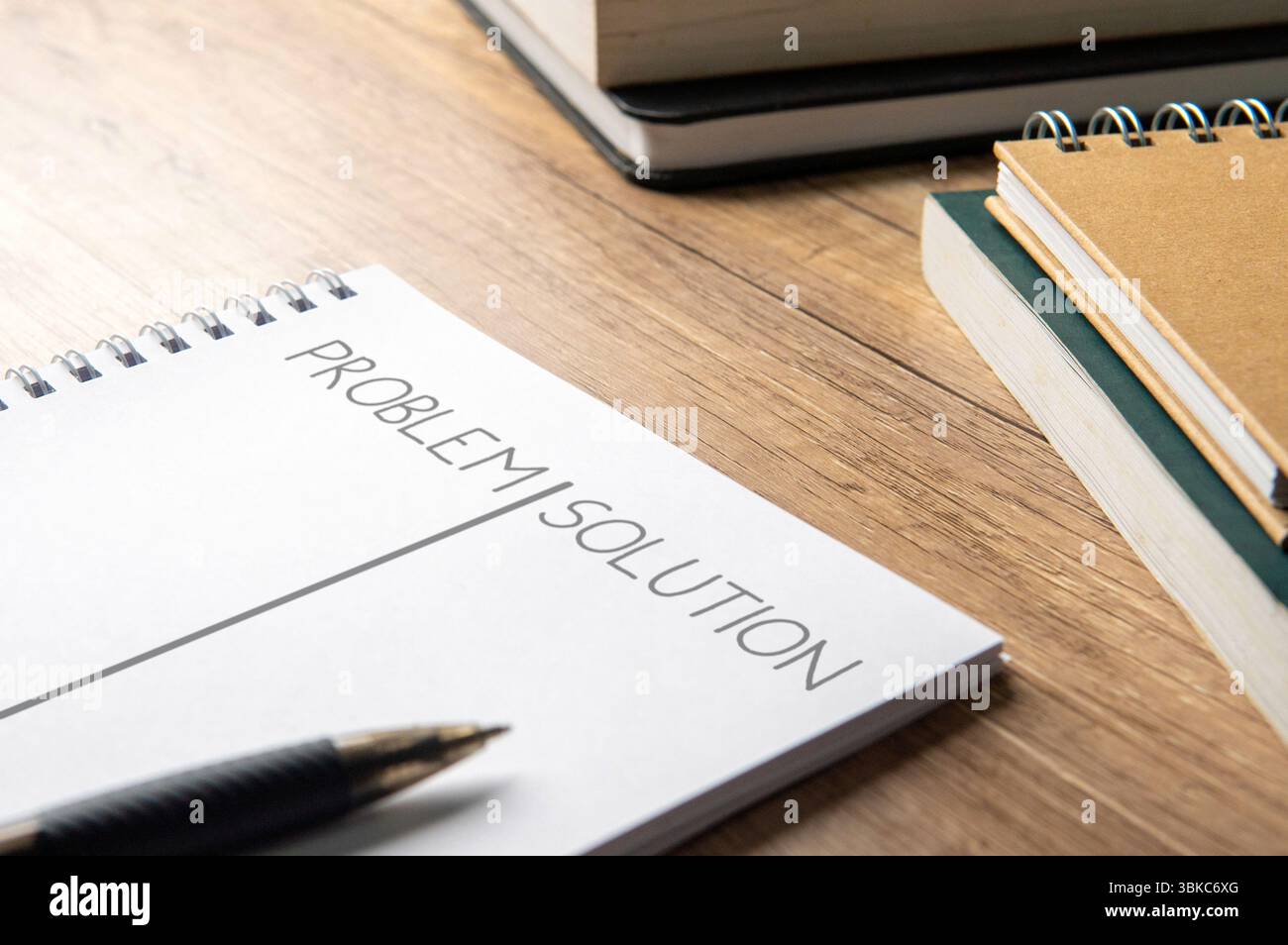 Un notebook aperto con "PROBLEMA e SOLUZIONE" scritto sulle sue pagine. Risoluzione dei problemi, pensiero strategico, concetto di brainstorming. Foto Stock