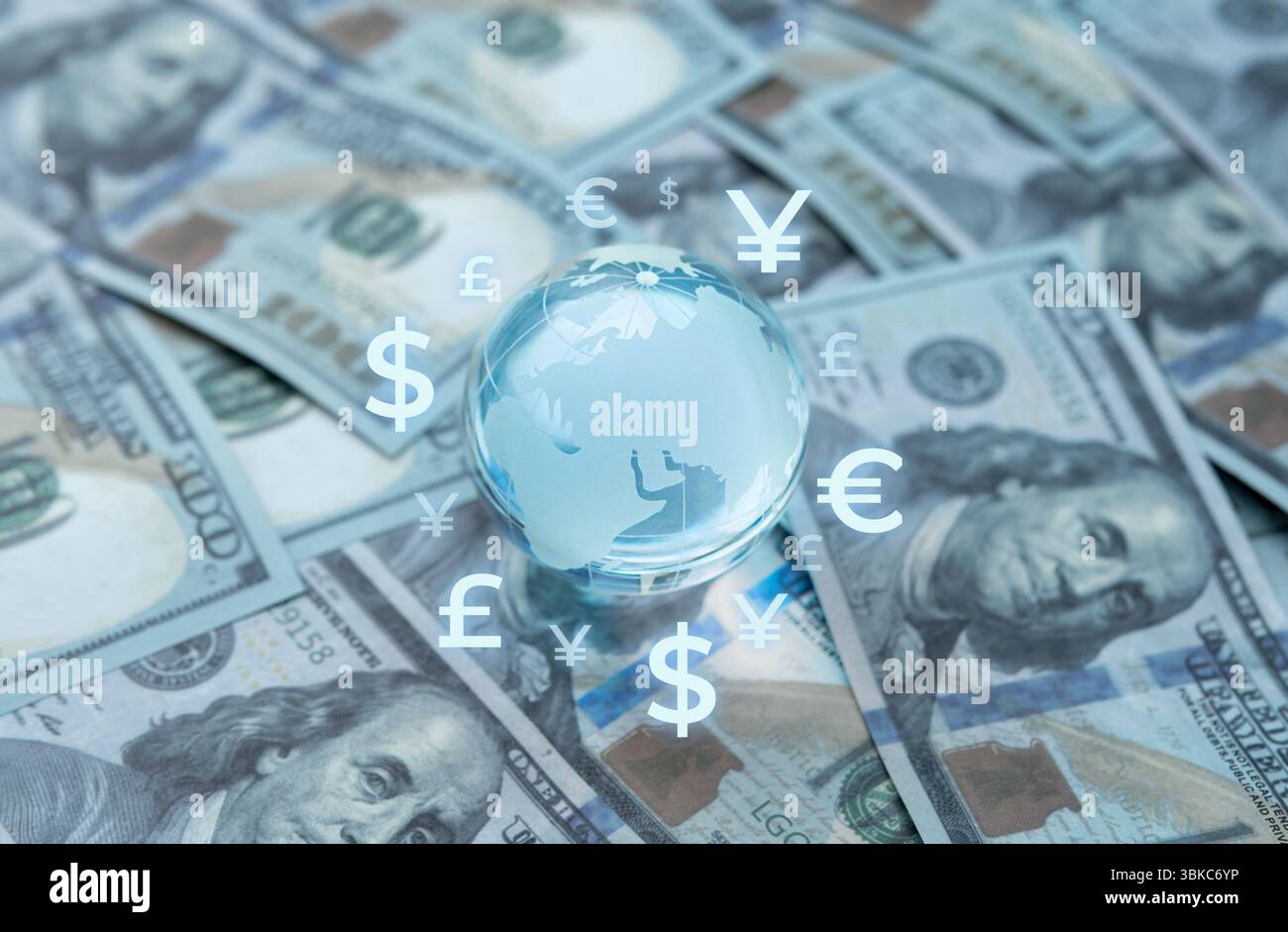 Un globo circondato da vari simboli monetari internazionali. Finanza globale, valuta estera, reti finanziarie e rimesse internazionali Foto Stock