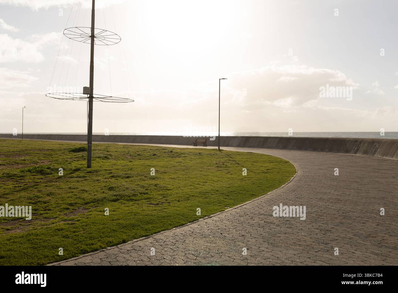 Vista frontale dei lampioni sulla linea costiera contro il cielo blu Foto Stock