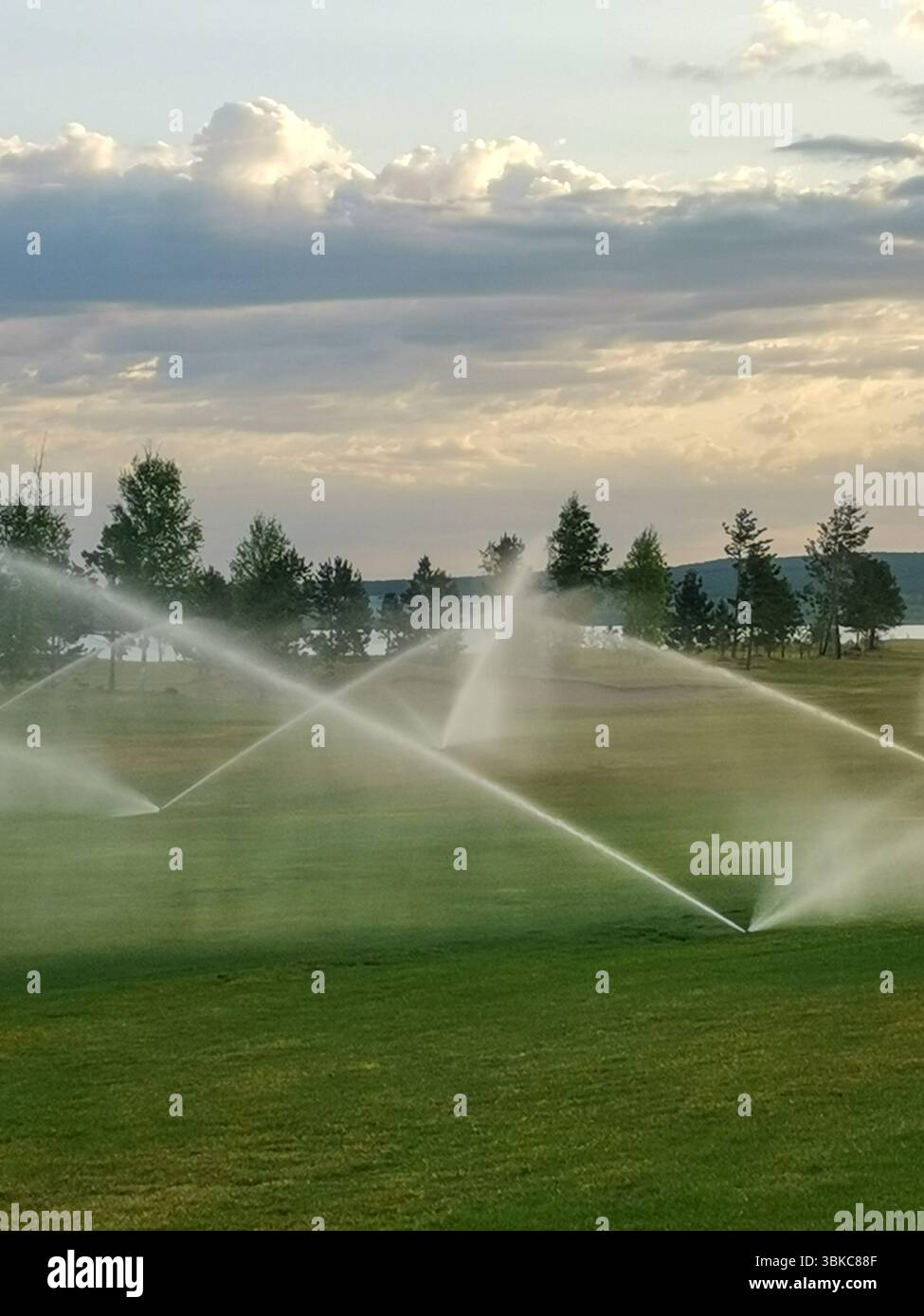 Irrigatori sul campo da golf Foto Stock