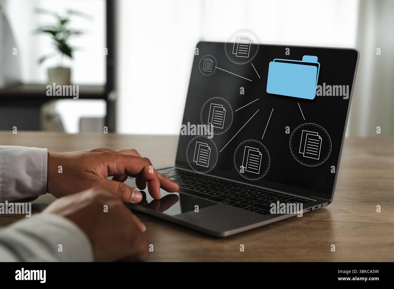 Un rapporto sui file di ufficio documenta la persona che lavora con un computer portatile con icone digitali e schermata grafica delle cartelle, che indica la gestione dei dati o l'organizzazione Foto Stock