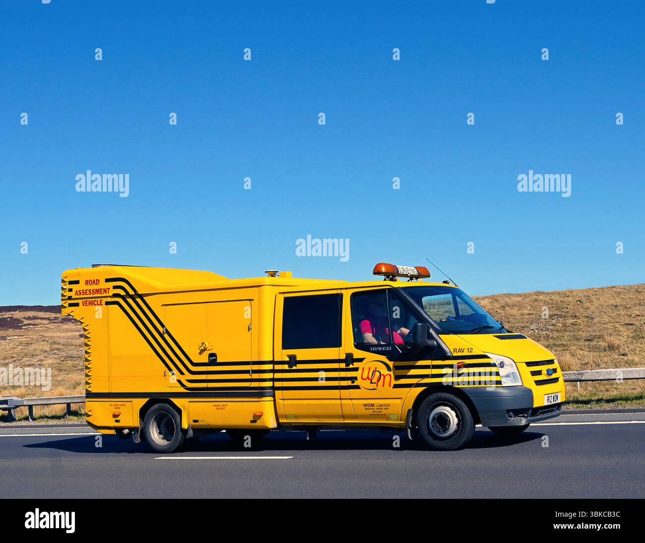 W.D.M. Limited Road Assessment Vehicle, che viaggia a velocità sostenuta sulla M6 Motorway Southbound Carriageway, Shap, Cumbria, Inghilterra, Regno Unito, Europa. Foto Stock