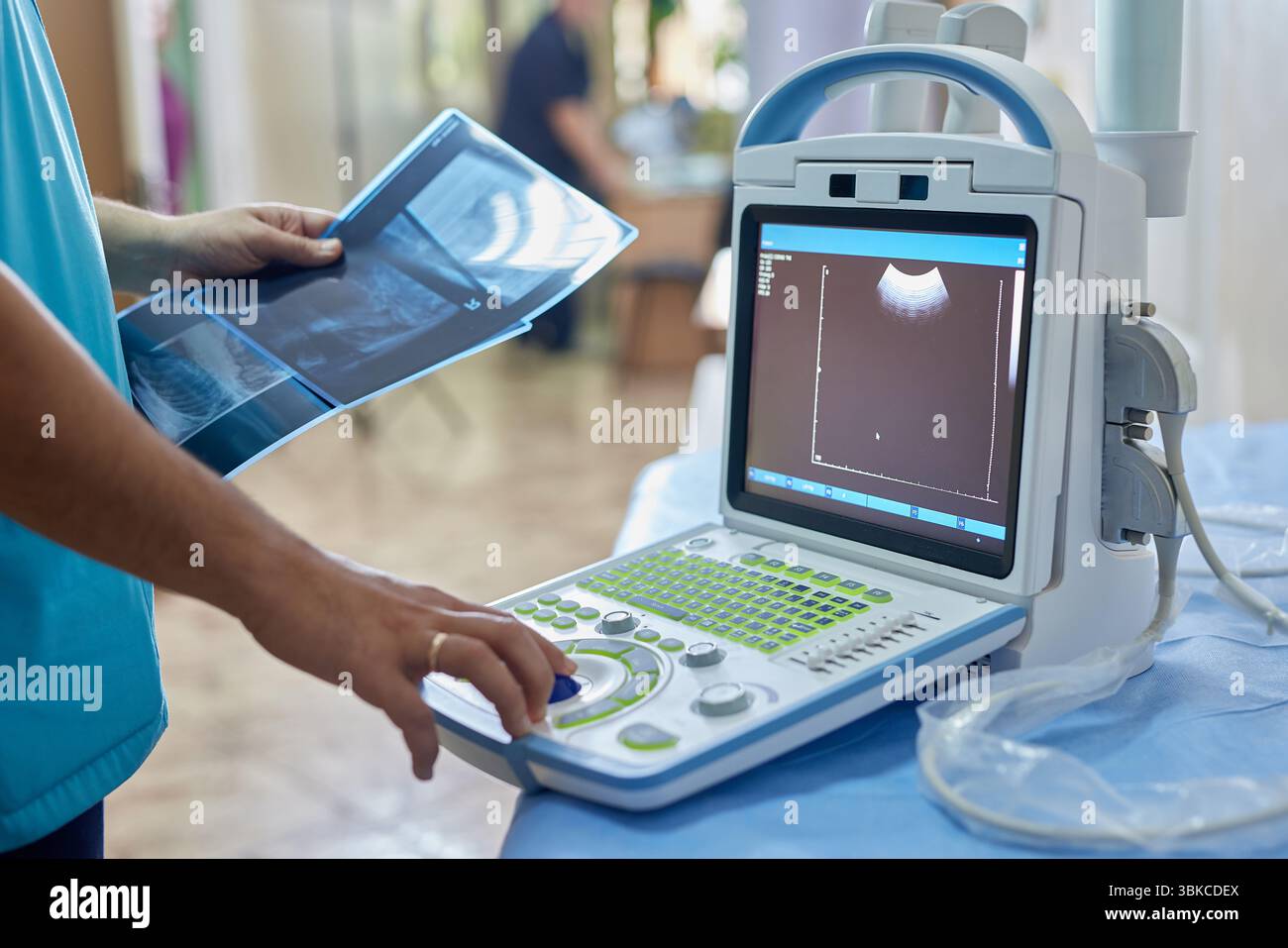 medico che tiene la scansione a raggi x nella stanza dell'ospedale vicino alla macchina a ultrasuoni, macchina a raggi x mobile, messa a fuoco selettiva Foto Stock