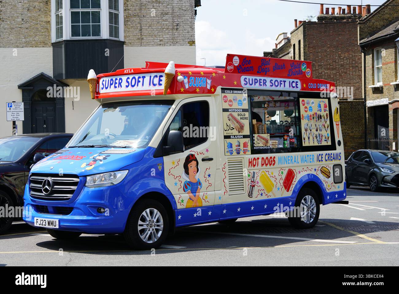 Colorato Ice Cream Truck parcheggiato su Urban Street nel quartiere. Greenwich, Londra, Inghilterra Foto Stock