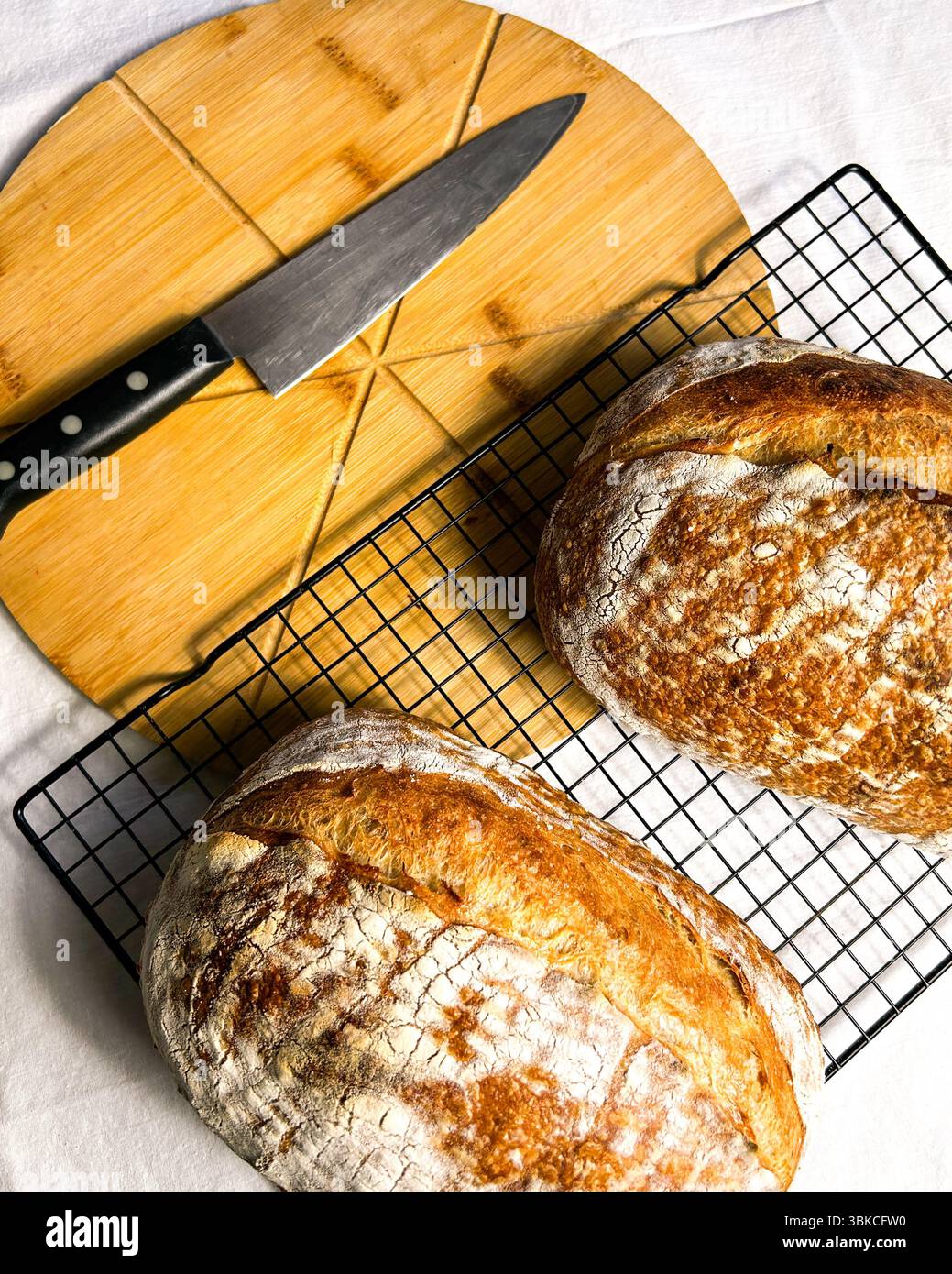 Pane artigianale senza glutine tenuto con cura. Perfetto per il branding di piccoli prodotti da forno, i social media e le scene di cucina rustiche. Foto Stock