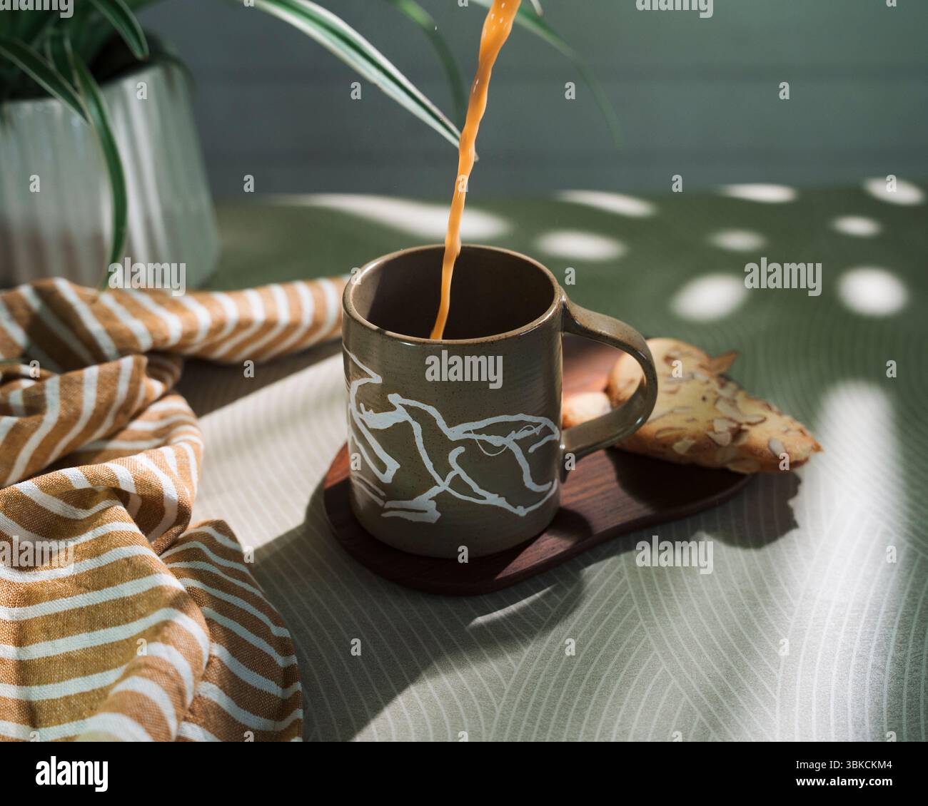 caffè versato in una bella tazza in una mattinata di sole a casa Foto Stock
