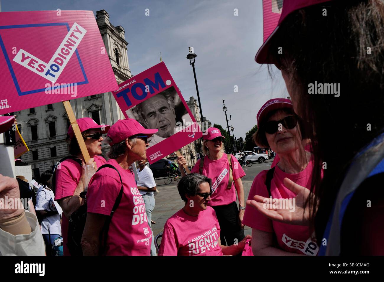 DATA DI REGISTRAZIONE NON DICHIARATA ha assistito alla protesta di Dying Bill a Londra i sostenitori e gli oppositori del Dying Bill assistito si riuniscono in Parliament Square il giorno in cui i deputati votano. I sostenitori che indossano il rosa chiedono scelta e detrattori di dignità in nero portano slogan come uccidere il conto, non i malati, temendo rischi per i vulnerabili. Londra Inghilterra Regno Unito Copyright: XJoaoxDanielxPereirax Foto Stock