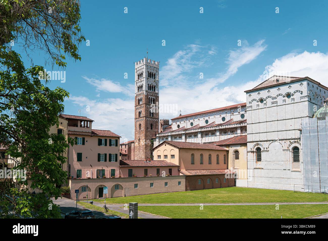 Vista della storica cattedrale e del campanile di Lucca, con edifici tradizionali e cielo blu. Foto di alta qualità Foto Stock