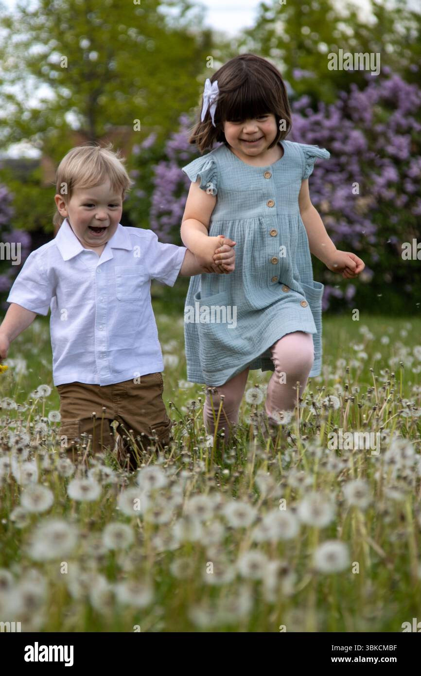 Fratelli a metà corsa, raccolto stretto, movimento e gioia catturati Foto Stock