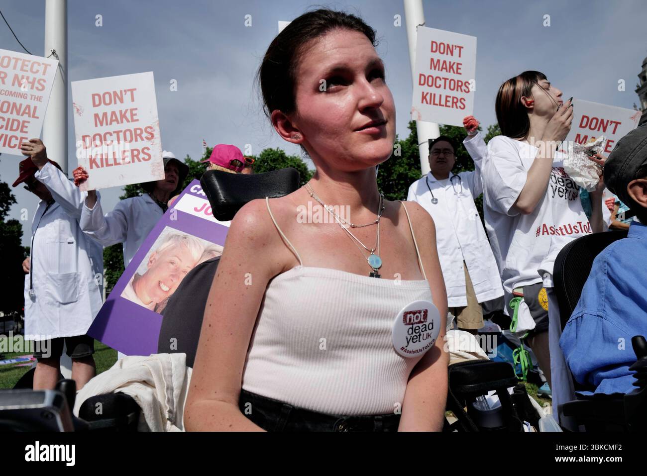 DATA DI REGISTRAZIONE NON DICHIARATA ha assistito alla protesta di Dying Bill a Londra i sostenitori e gli oppositori del Dying Bill assistito si riuniscono in Parliament Square il giorno in cui i deputati votano. I sostenitori che indossano il rosa chiedono scelta e detrattori di dignità in nero portano slogan come uccidere il conto, non i malati, temendo rischi per i vulnerabili. Londra Inghilterra Regno Unito Copyright: XJoaoxDanielxPereirax Foto Stock