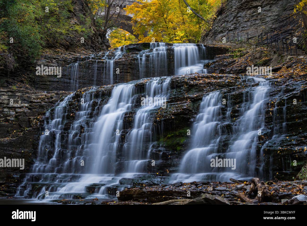 Cascata a lunga esposizione sul torrente Cascadilla in autunno Foto Stock