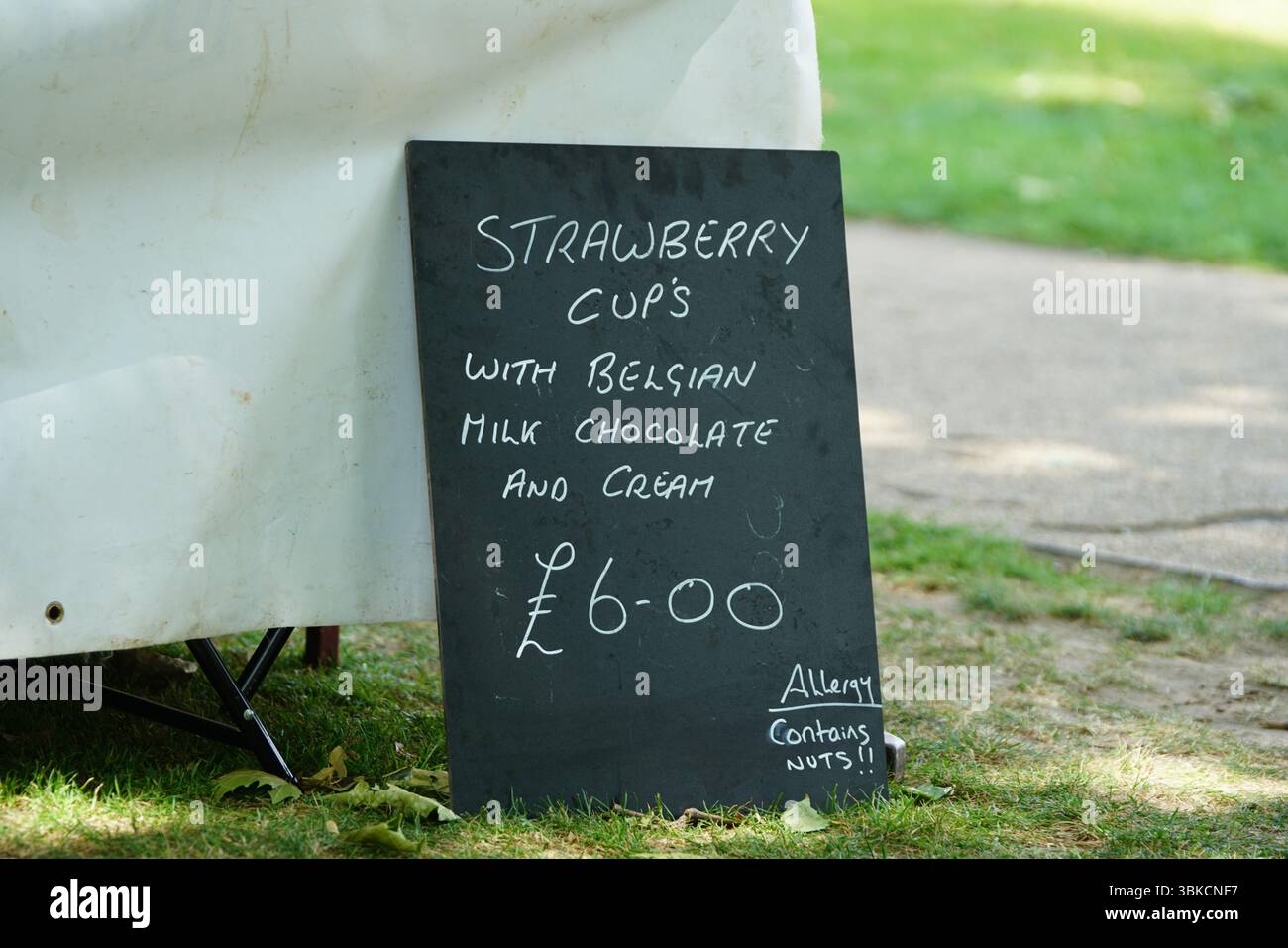 Menu lavagna dessert alla fragola con cioccolato e crema. Greenwich, Londra, Inghilterra Foto Stock