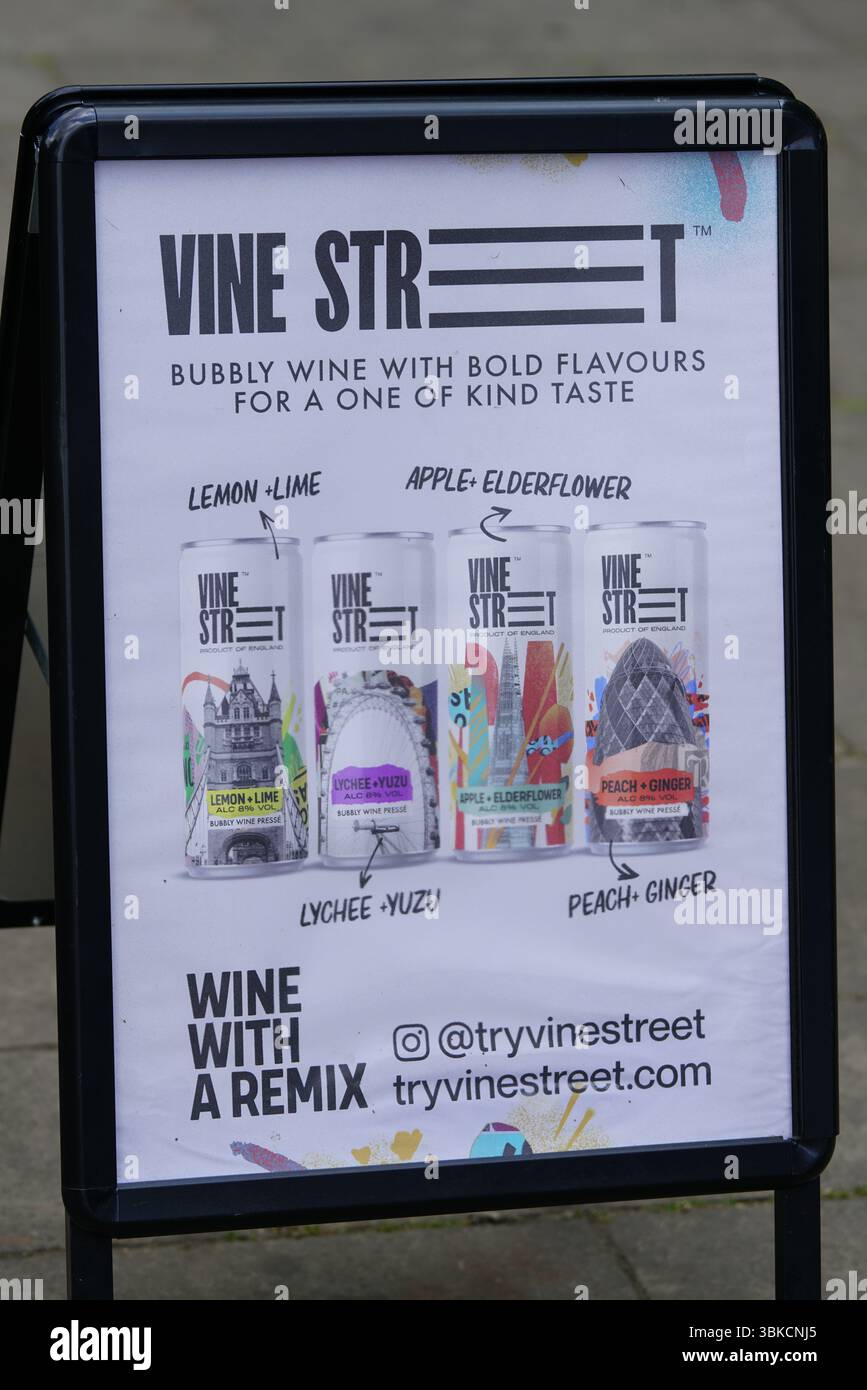 Pubblicità sulle bevande di Vine Street con sapori di vino unici e design urbano. Greenwich, Londra, Inghilterra Foto Stock