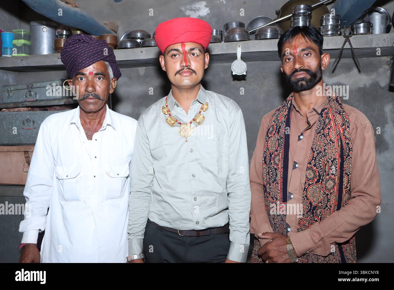 Tre generazioni insieme – due giovani e un uomo anziano seduti all'aperto Foto Stock